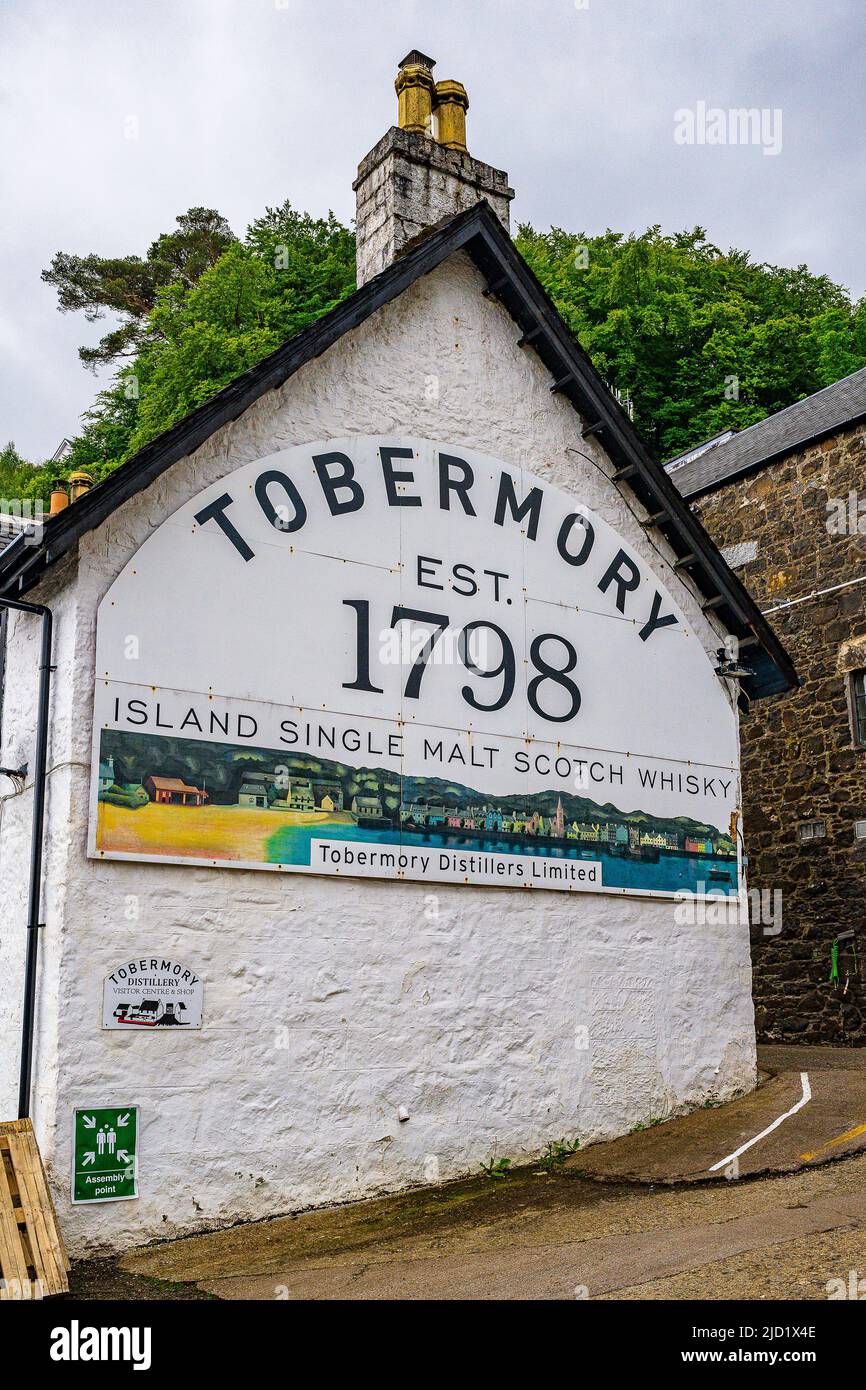 Tobermory, Isola di Mull, Scozia – sul porto, l'ingresso alla distilleria Tobermory, famosa in tutto il mondo, che produce un Whisky Single Malt Scotch dal 1798 Foto Stock