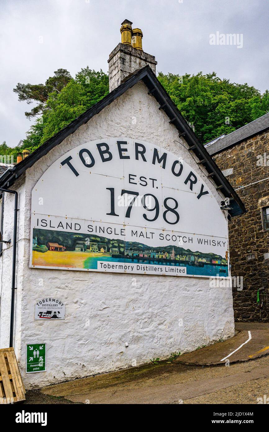 Tobermory, Isola di Mull, Scozia – sul porto, l'ingresso alla distilleria Tobermory, famosa in tutto il mondo, che produce un Whisky Single Malt Scotch dal 1798 Foto Stock