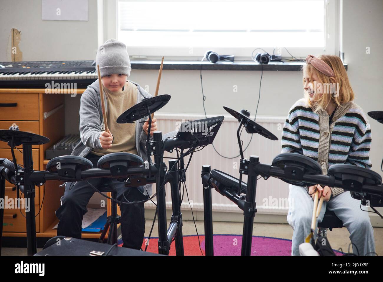 Bambini che giocano a batteria a scuola Foto Stock