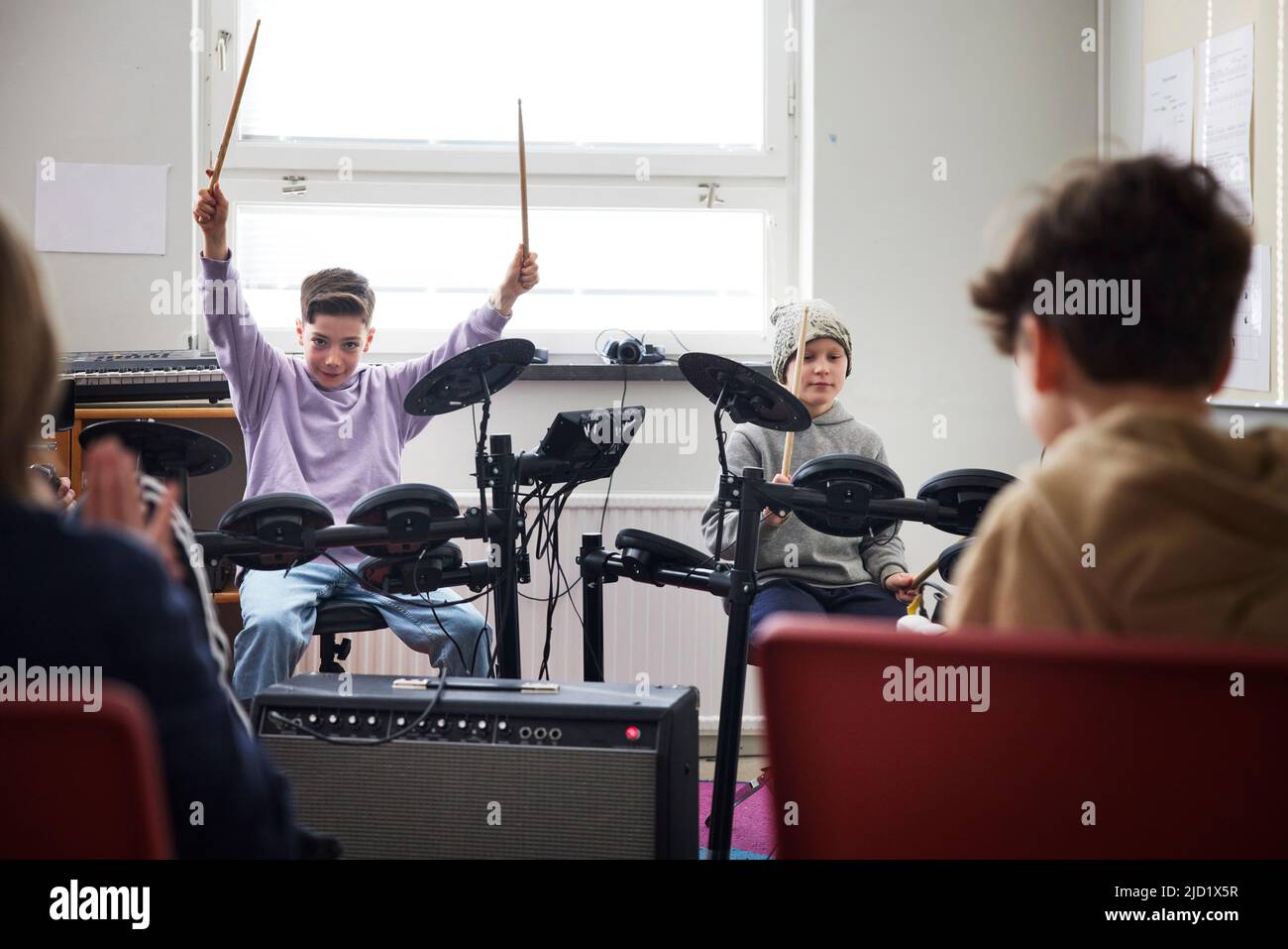 Ragazzi che giocano a scuola Foto Stock