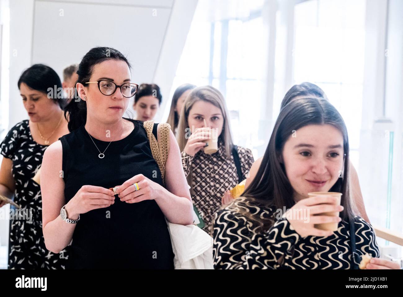 I leader delle aziende coinvolte nello sfruttamento delle donne di pulizia ucraine che lavorano negli appartamenti di Airbnb sono convocati alla correzione 32nd a Parigi, Francia, il 16 giugno 2022. Le parti civili, la CGT e 28 dipendenti hanno chiesto la condanna della società VIP Services per sfruttamento di lavoratori senza permessi di lavoro dall'Ucraina in condizioni presumibilmente indegni e mancata dichiarazione all'URSAFF. Foto di Pierrick Villette/ABACAPRESS.COM Foto Stock