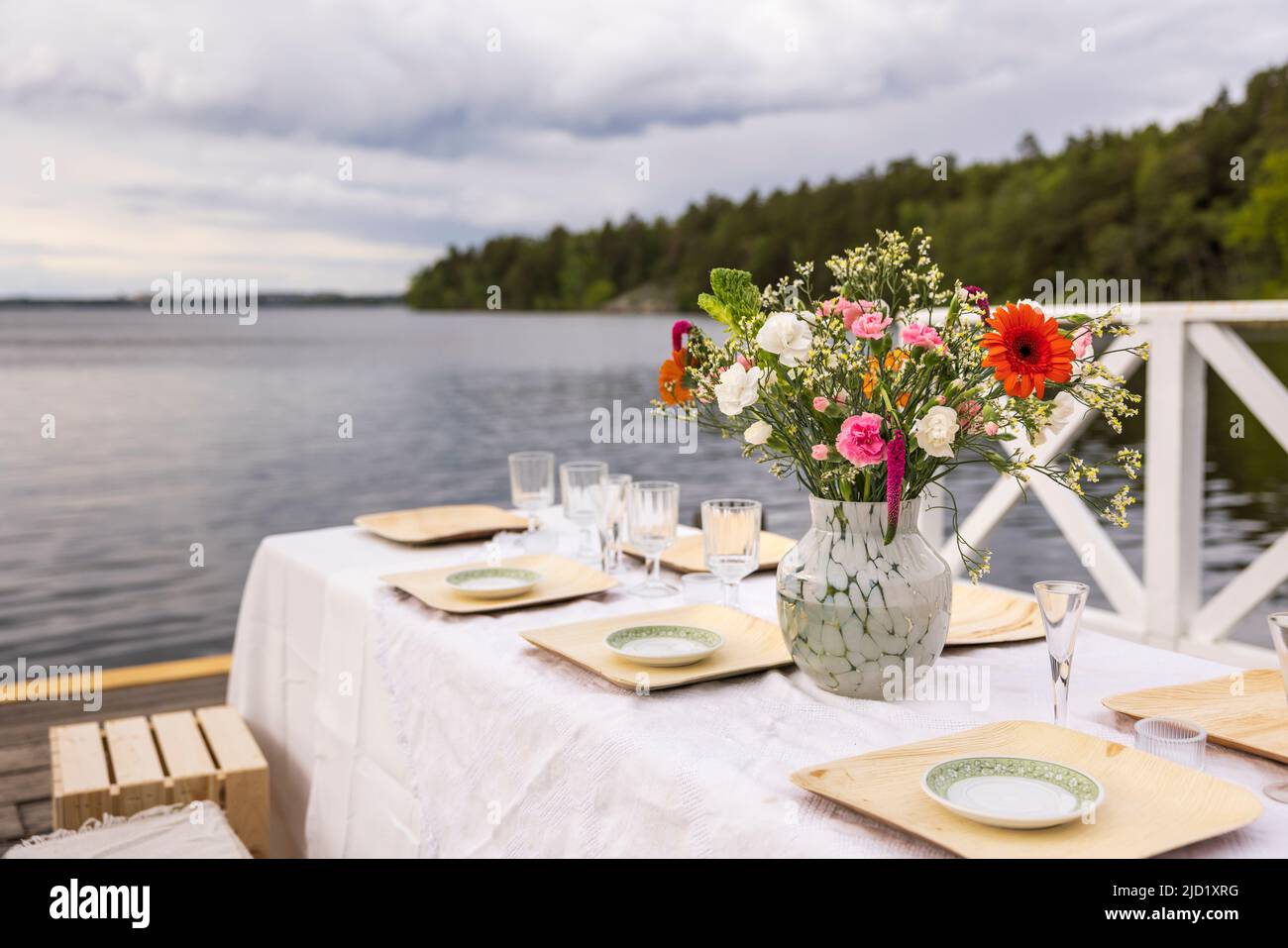 Tavolo da pranzo a bordo lago Foto Stock