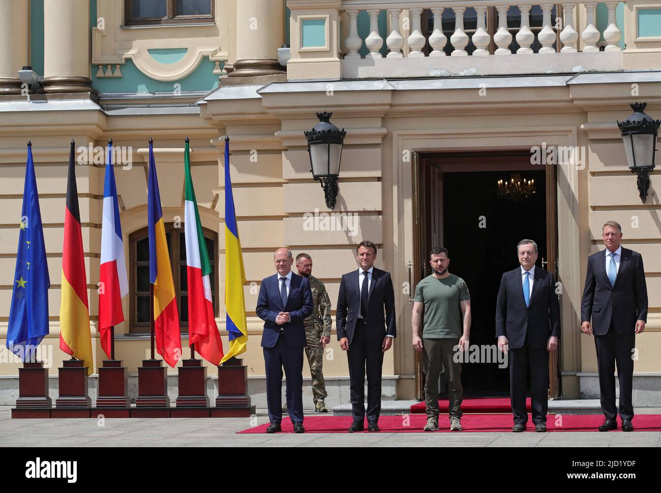 Cancelliere della Repubblica federale di Germania OLAF Scholz, Presidente della Repubblica francese Emmanuel Macron, Presidente dell'Ucraina Volodymyr Zelenskyy, Presidente del Consiglio dei ministri della Repubblica italiana Mario Draghi e Presidente della Romania Klaus Iohannis (da L a R) Sono raffigurati durante la cerimonia ufficiale di benvenuto all'esterno del Palazzo Mariinskyi, Kiev, capitale dell'Ucraina. Giugno 16, 2022. Foto di Pavlo Bagmut/Ukrinform/ABACAPRESS.COM Foto Stock