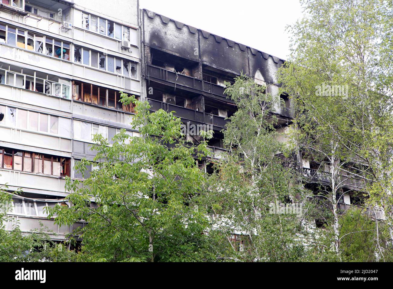 Un blocco di appartamenti prefabbricato coperto di fuliggine si trova a Pivnichna Saltivka, un quartiere che ha subito i più danni da shelling russo, Kharkiv, Ucraina nord-orientale. Giugno 16, 2022. Foto di Vyacheslav Madiyevskyi/Ukrinform/ABACAPRESS.COM Foto Stock