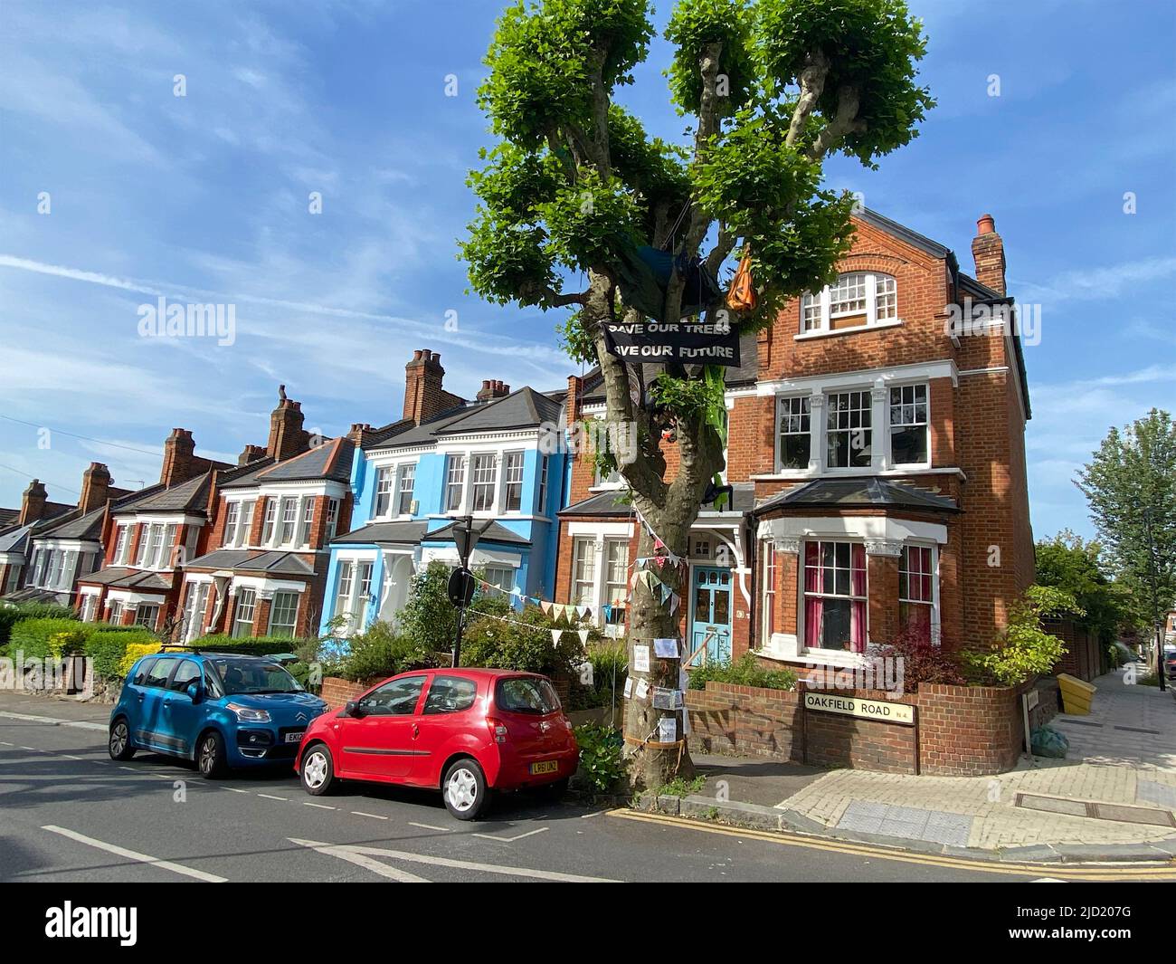 Londra, Regno Unito. 17th giugno 2022. Un protestore ambientale sospeso in un albero dell'aereo di Londra (Platanus x acerifolia) a Stroud Green, Haringey, Londra, Regno Unito. Il London Borough di Haringey sta progettando di cadere in modo imminabile l'albero di 100 anni, e i manifestanti sperano che occupando l'albero possano ritardare o impedire che questo accada. Secondo i manifestanti ci sono altri 33 alberi nella zona e circa 200 alberi attraverso Haringey che stanno affrontando essere abbattuti. Credit: Michael Preston/Alamy Live News Foto Stock