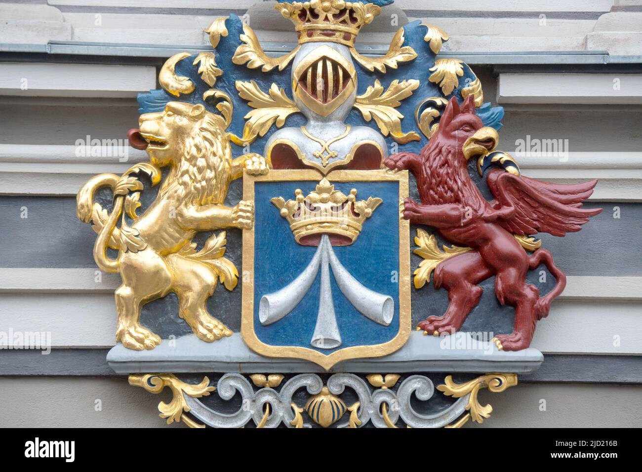 31 maggio 2022, Meclemburgo-Pomerania occidentale, Stralsund: Uno stemma svedese sul municipio di Stralsund annuncia le tracce svedesi nella città anseatica. Lo stemma con il leone svedese e un griffin di Pomerania fu concesso alla città dal re Federico i di Svezia nel 1720. Con la Pace di Westfalia nel 1648, la Pomerania Occidentale e con essa Stralsund cadde in Svezia per quasi 200 anni fino al Congresso di Vienna nel 1815. Le due città anseatiche di Wismar e Stralsund celebrano la loro inclusione nella Lista del Patrimonio Mondiale dell'UNESCO 20 anni fa con 45 eventi fino a dicembre. Foto: Foto Stock