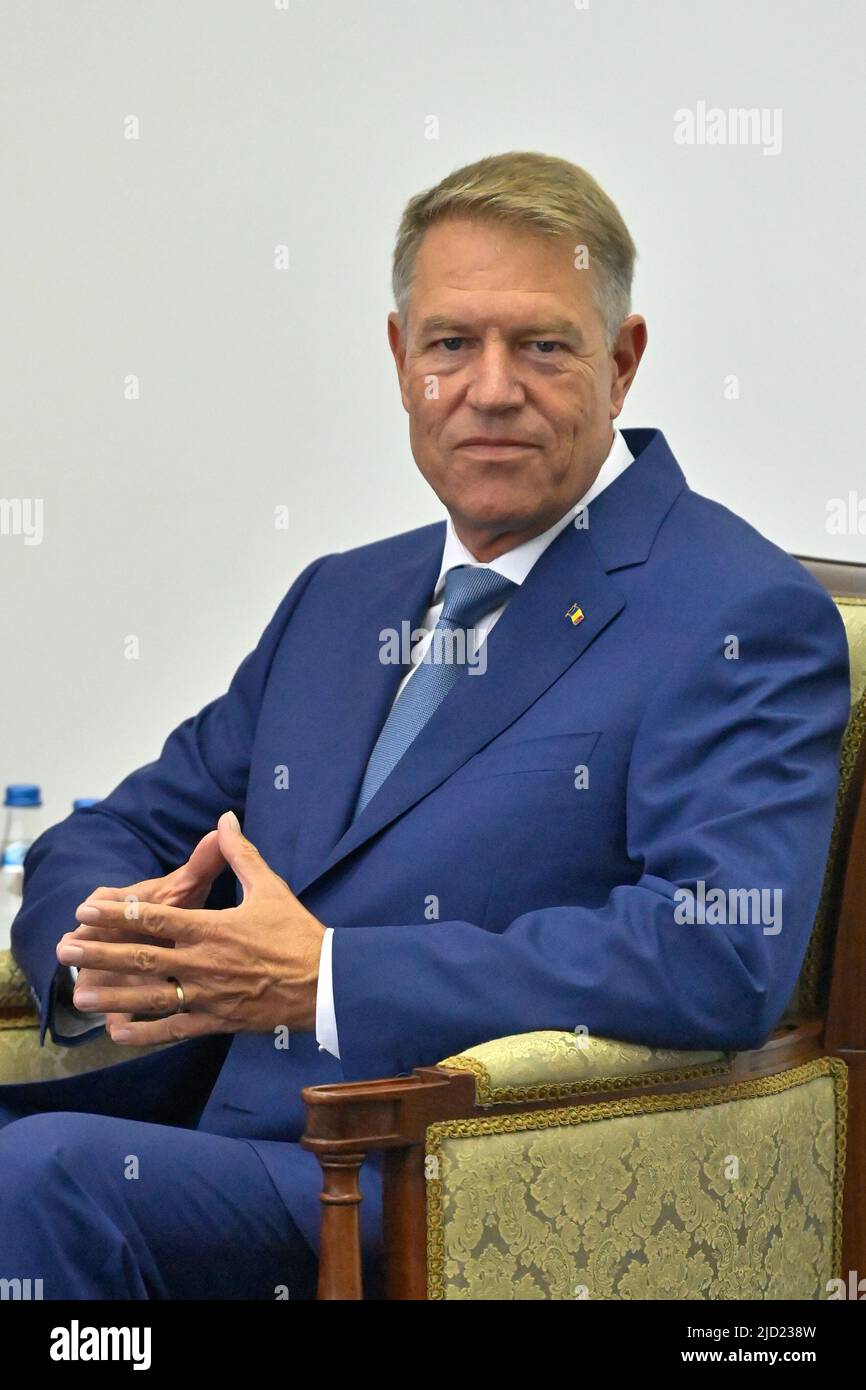 Il Presidente della Romania Klaus Iohannis è stato raffigurato durante una visita reale al distaccamento militare belga di Costanza sul Mar Nero in Romania, venerdì 17 giugno 2022. I soldati belgi fanno parte di una forza NATO inviata dopo l'inizio della guerra in Ucraina. Il re è ufficialmente accolto dal presidente rumeno Iohannis, e successivamente partecipa a un pranzo con l'esercito belga. Nel pomeriggio visita la zona di alloggio e manutenzione della base militare. Partecipa anche a una dimostrazione di veicoli militari e incontra i militari. BELGA PHOTO POOL ERIC LALMAND Foto Stock