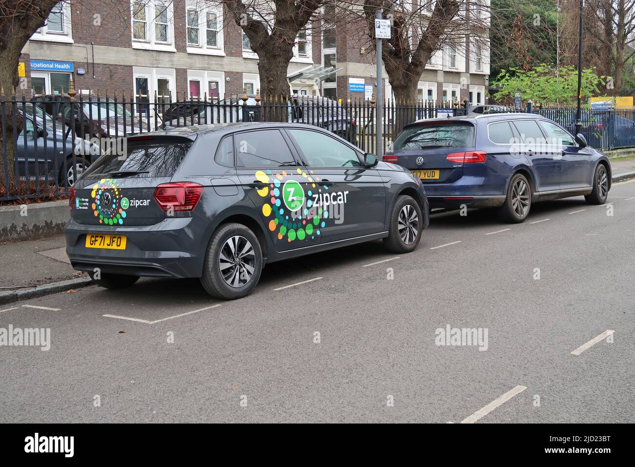 Londra, Regno Unito. Una Volkswagen Polo elettrica dall'auto-club Zipcar è parcheggiata su una strada residenziale a Camberwell. Foto Stock
