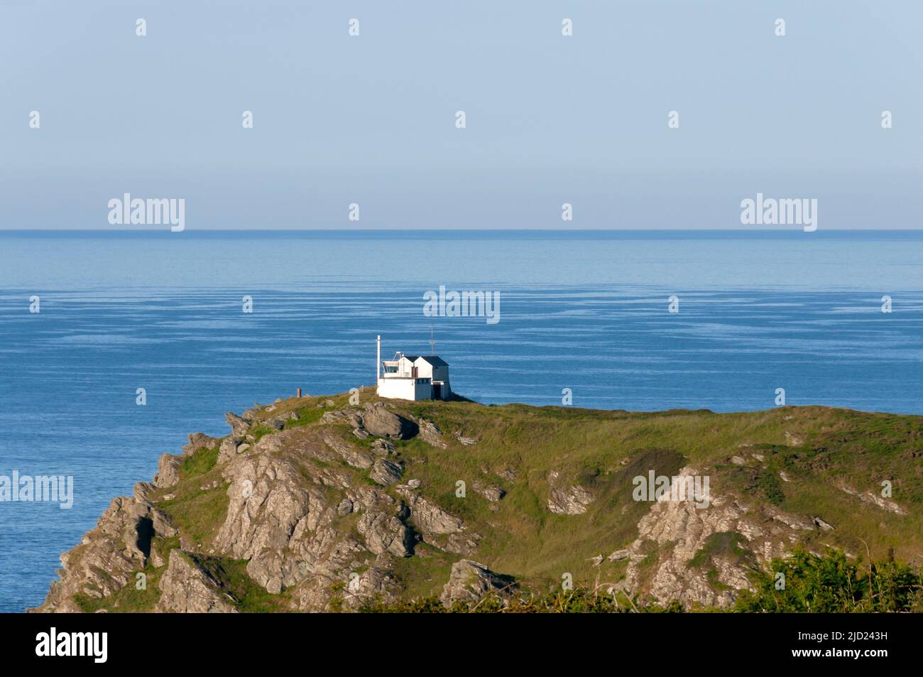 Vista verso il punto panoramico National Coast Watch a Prawle Point, dal South West Coast Path, Devon Inghilterra Foto Stock