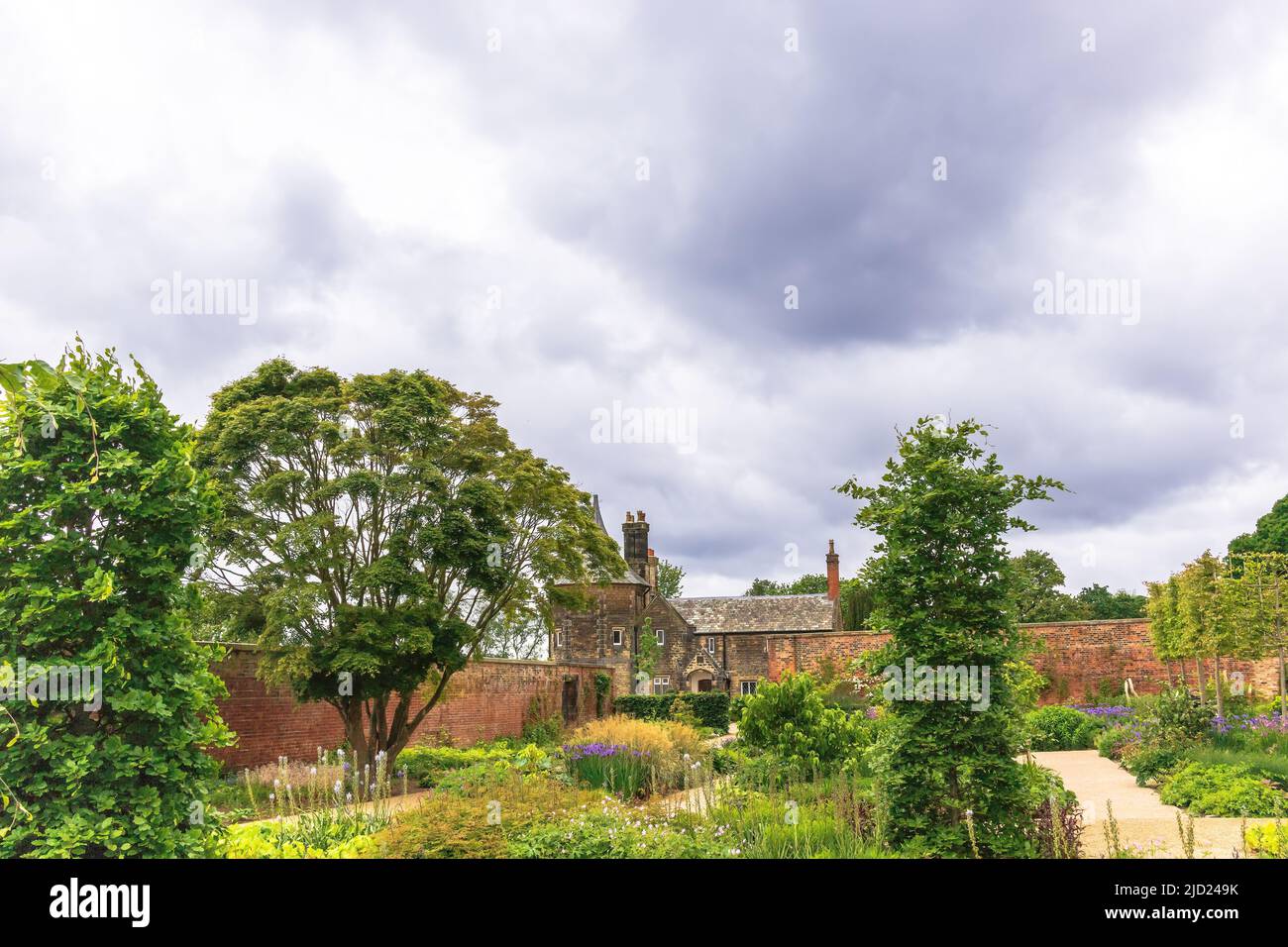 Area giardino murata presso il quinto giardino pubblico della Royal Horticultural Society vicino a Manchester, Regno Unito. Foto Stock