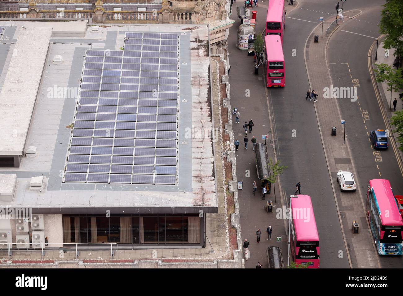 Pannelli solari sul tetto di un edificio nel centro di Belfast, Irlanda del Nord. Foto Stock