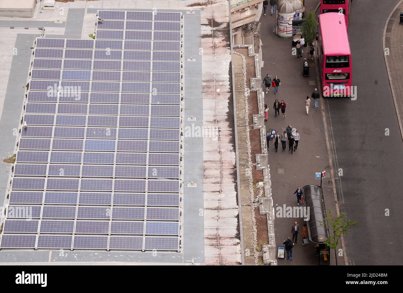 Pannelli solari sul tetto di un edificio nel centro di Belfast, Irlanda del Nord. Foto Stock