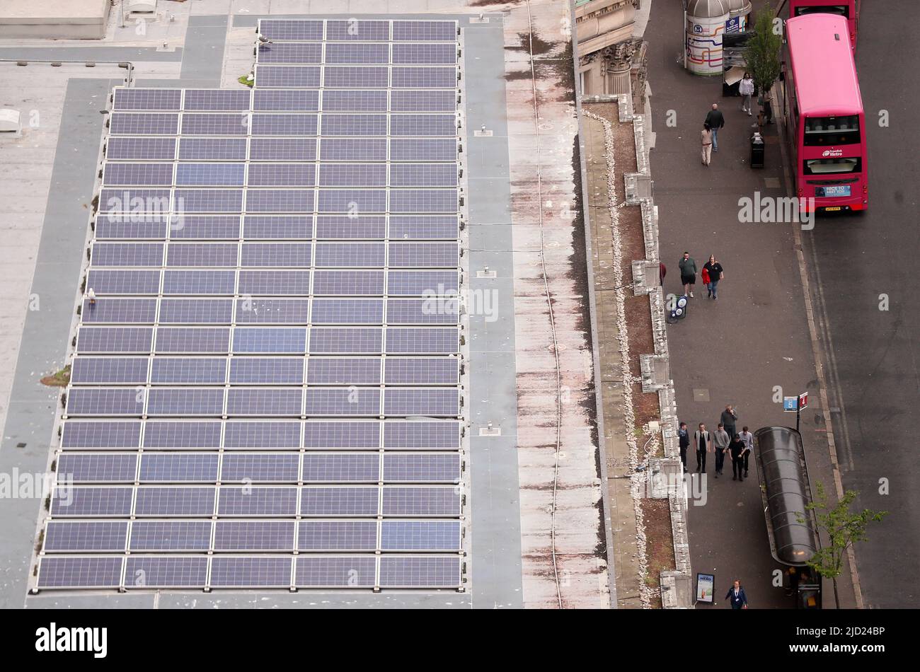 Pannelli solari sul tetto di un edificio nel centro di Belfast, Irlanda del Nord. Foto Stock