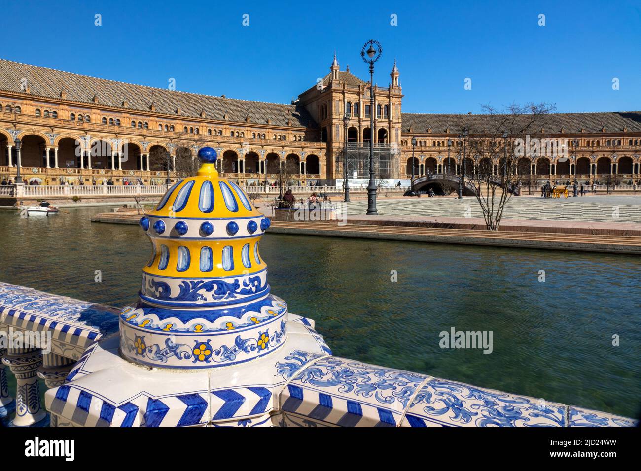 La piazza di Spagna (Plaza de España) nel Parque de María Luisa (Parco Maria Luisa) Dettagli Cermaici decorativi e fiume Foto Stock