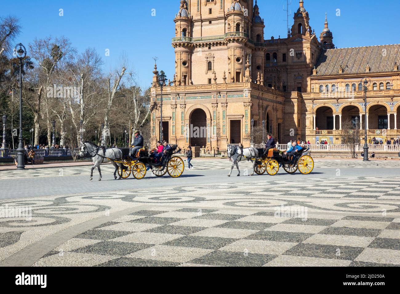Turisti a cavallo e carrozza nella piazza di Spagna nel Parco Maria Luisa edifici principali costruiti per l'esposizione iberoamericana del 1929 Siviglia Spagna Foto Stock