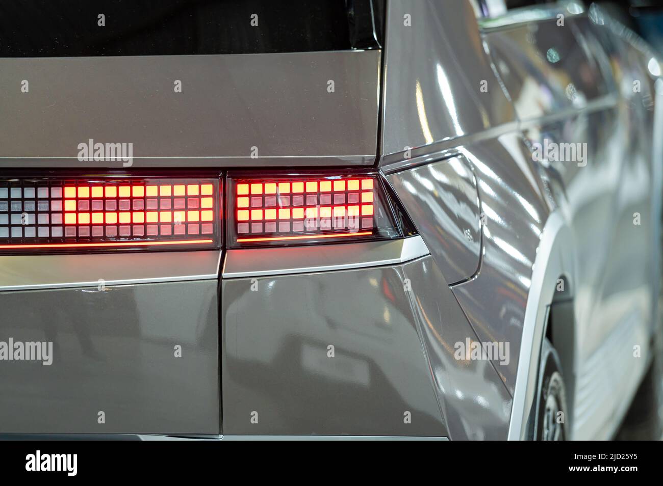 Riga, Lettonia, 29 aprile 2022: Luci di posizione posteriori a LED e primo piano di progettazione di veicoli elettrici nev Hyundai Ioniq 5, modello 2022 Foto Stock