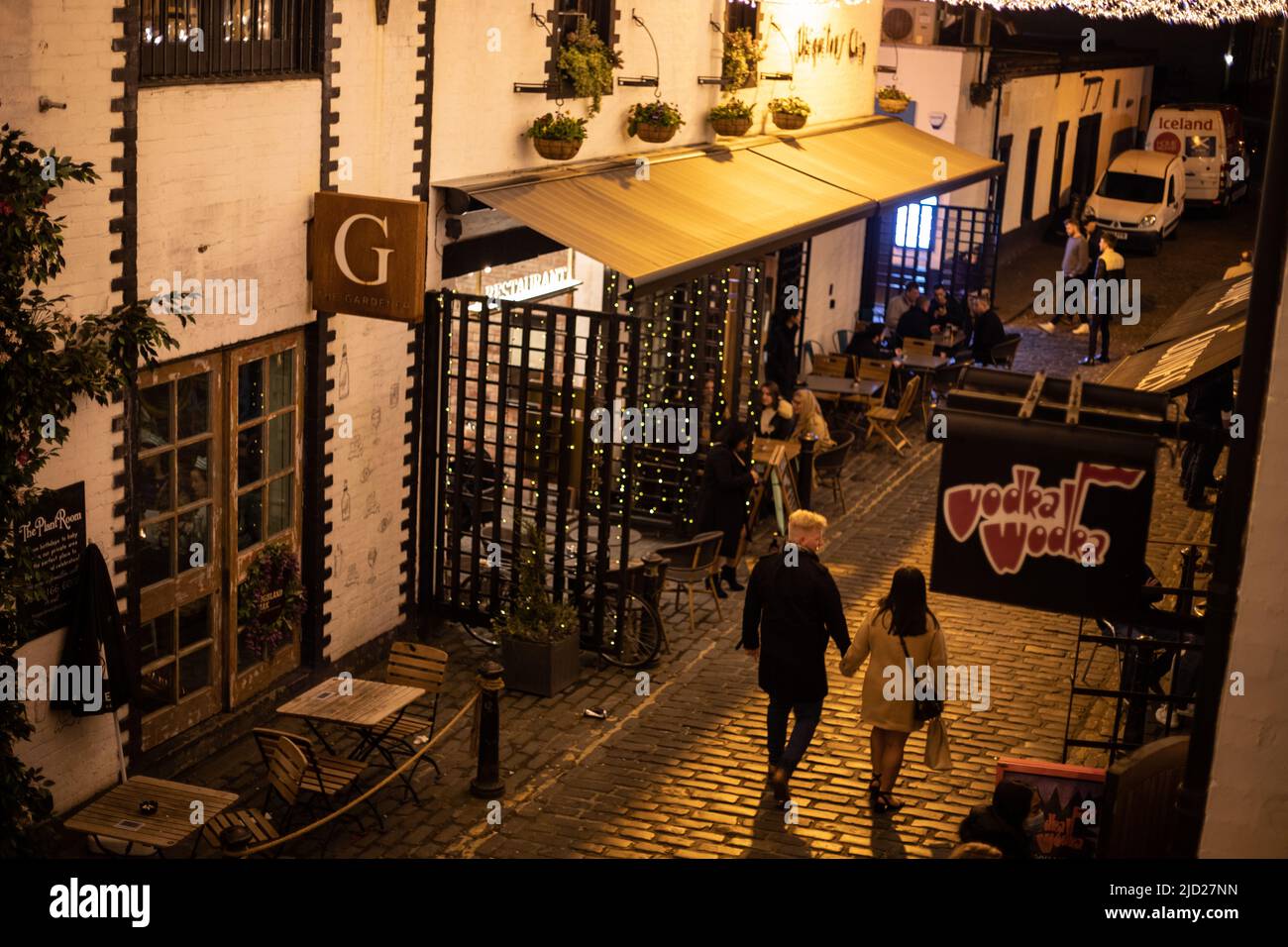 Ashton Lane, pieno di bar e ristoranti, nel West End, a Glasgow, Scozia, 9 aprile 2022. N55°52,499' W4°17,573' Foto Stock