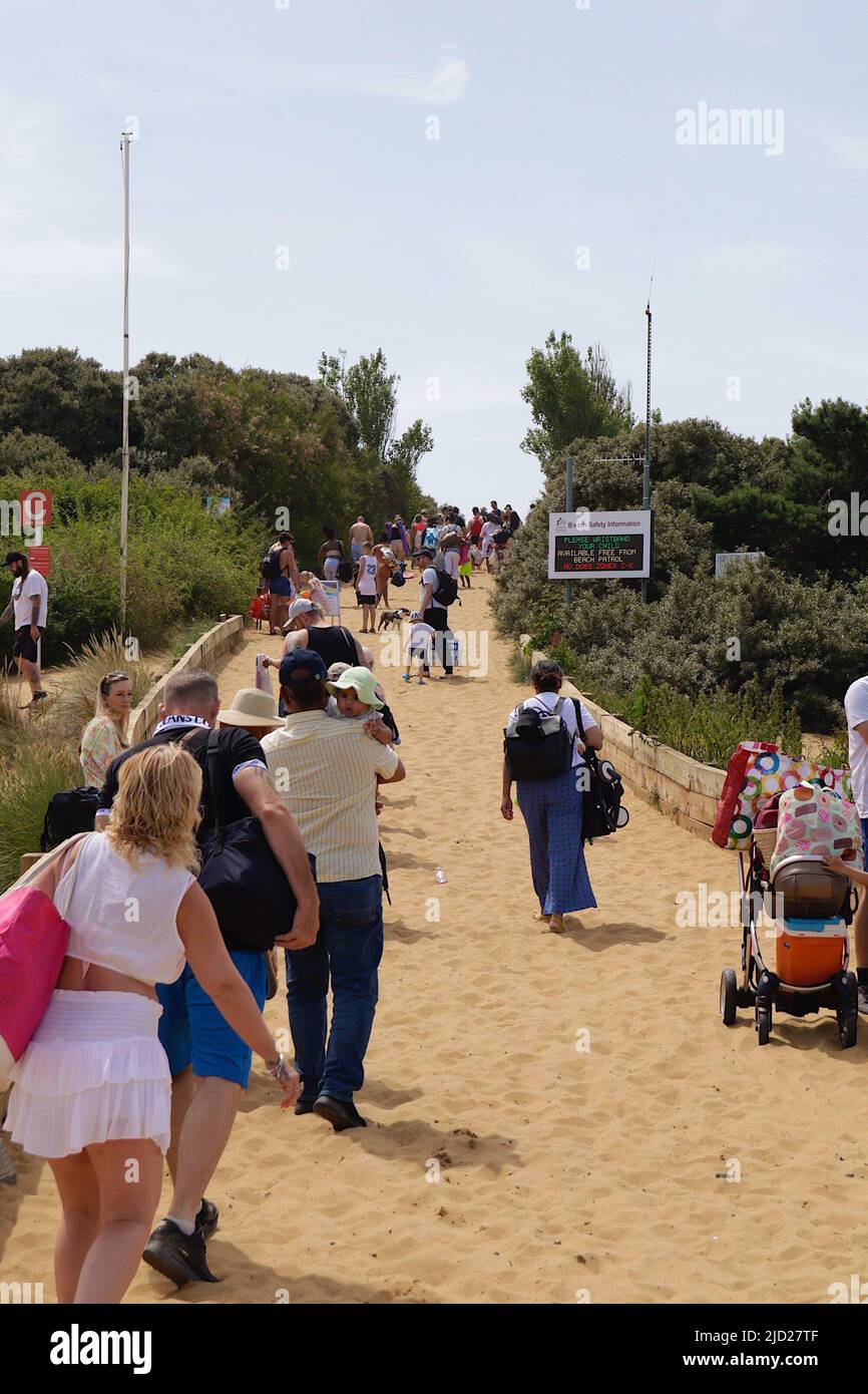 Camber, East Sussex, Regno Unito. 17 Giu 2022. UK Meteo: Orde di visitatori si arrampicano sulle dune di sabbia che si dirigono verso la spiaggia di Camber sulla costa orientale del Sussex in uno dei giorni più caldi dell'anno finora. Photo Credit: Paul Lawrenson/Alamy Live News Foto Stock