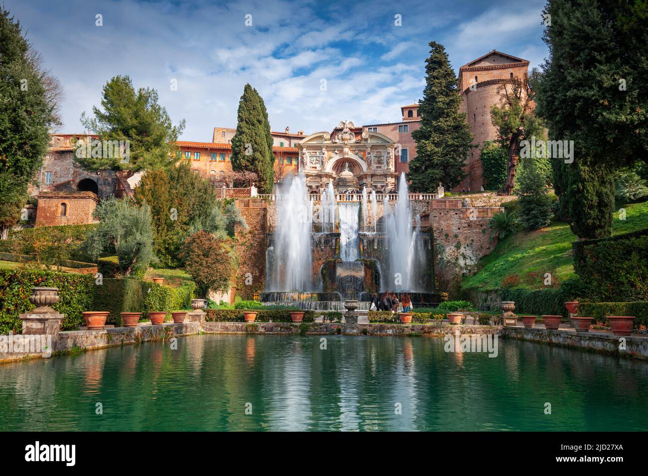 TIVOLI, ITALIA - 5 FEBBRAIO 2022: I visitatori possono ammirare opere d'acqua a Villa D'Este. La villa del 16th secolo è ora un museo e un sito patrimonio dell'umanità dell'UNESCO. Foto Stock