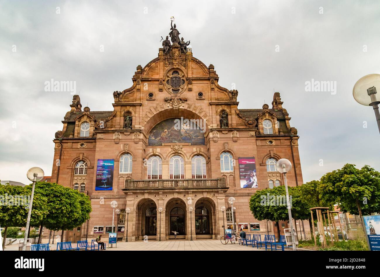 Splendida vista sull'ingresso principale del teatro dell'opera (Opernhaus Nürnberg) a Norimberga, Germania. L'edificio storico è stato progettato dall'architetto Hei Foto Stock