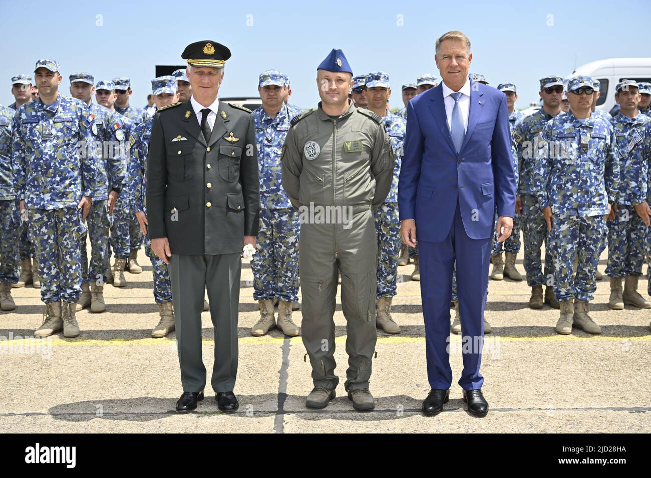 Re Philippe - Filip del Belgio e Presidente della Romania Klaus Iohannis posano per il fotografo in una visita reale al distaccamento militare belga di Costanza sul Mar Nero in Romania, venerdì 17 giugno 2022. I soldati belgi fanno parte di una forza NATO inviata dopo l'inizio della guerra in Ucraina. Il re è ufficialmente accolto dal presidente rumeno Iohannis, e successivamente partecipa a un pranzo con l'esercito belga. Nel pomeriggio visita la zona di alloggio e manutenzione della base militare. Partecipa anche a una dimostrazione di veicoli militari e incontra i militari. BEL Foto Stock