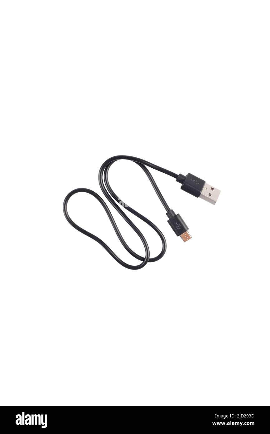 Primo piano di un cavo USB con connettori standard A e micro-USB standard B isolati su sfondo bianco. Cavo nero per il trasferimento dei dati tra il dispositivo Foto Stock