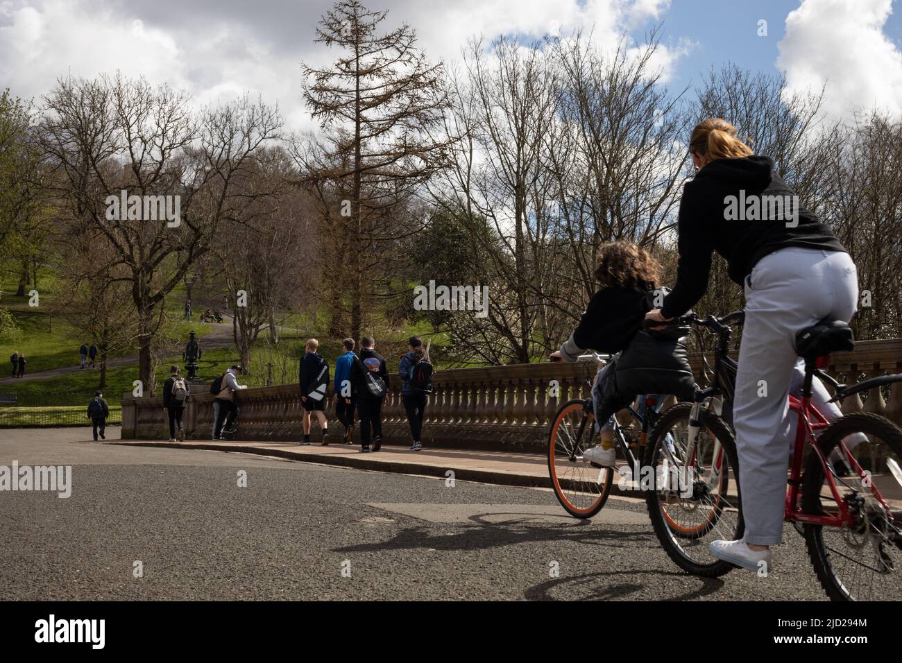 Kelvingrove Park a Glasgow, Scozia, 8 aprile 2022. N55°52,226' W4°17,093' Foto Stock