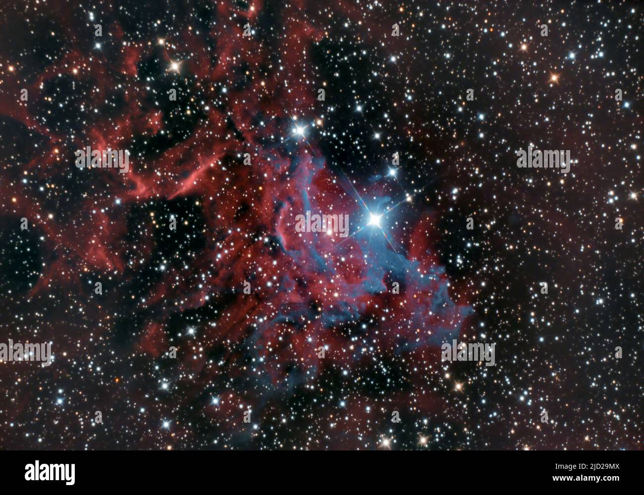 La stella fiammeggiante Nebula (IC 405) nella costellazione Auriga che circonda la stella bluastra AE Aurigae. Foto Stock