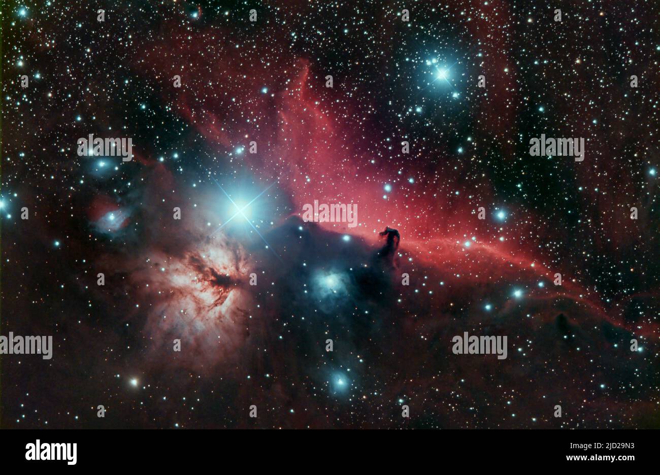 La nebulosa di fiamma, la nebulosa di emissione IC434 e la Nebuia Horsehead Nebula appena a sud della stella luminosa Alnitak nella costellazione di Orion. Foto Stock