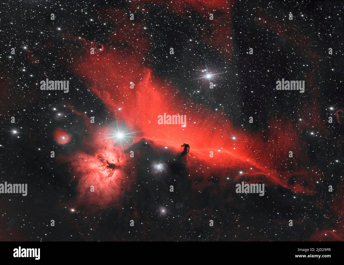 La nebulosa di fiamma, la nebulosa di emissione IC434 e la Nebuia Horsehead Nebula appena a sud della stella luminosa Alnitak nella costellazione di Orion. Foto Stock