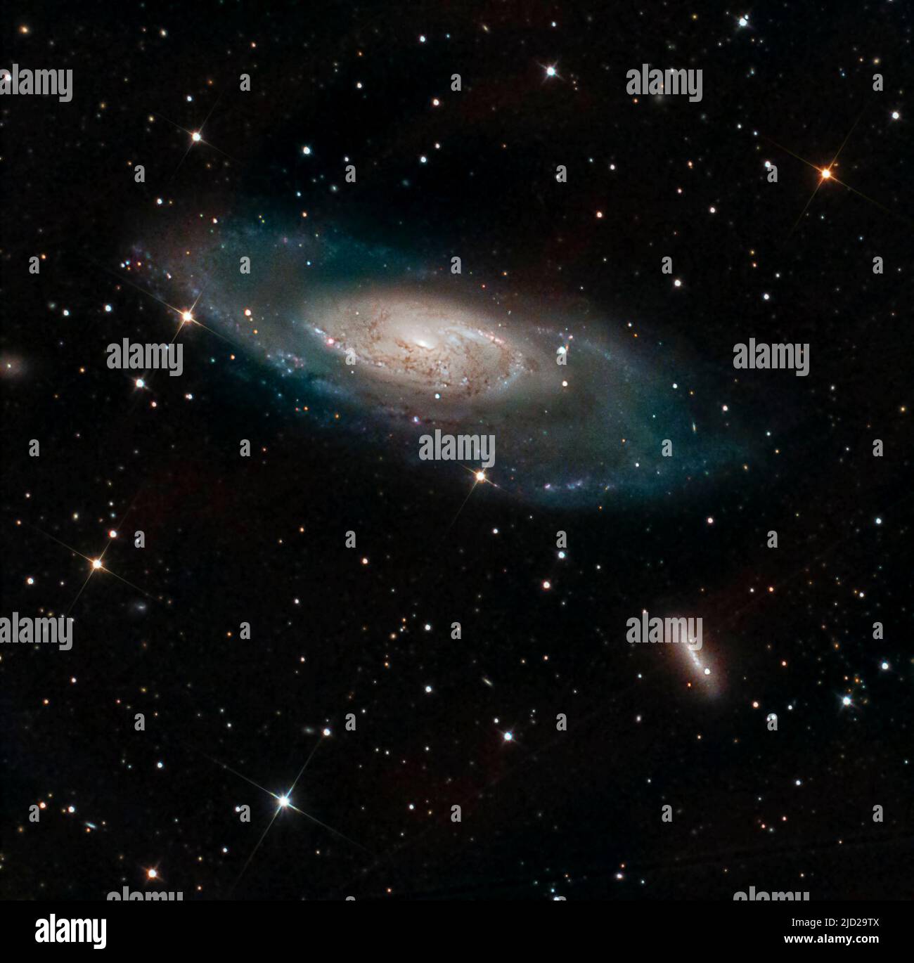 Messier 106 in costellazione Canes Venatici ad una distanza di circa 23 milioni di LY dalla Terra. La galassia più piccola è NGC 4248, un membro nano della galassia Th Foto Stock