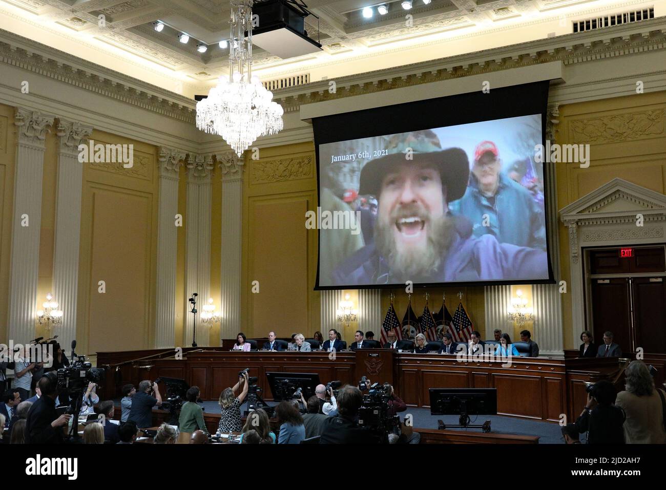 Un rioter del Campidoglio degli Stati Uniti viene visualizzato su uno schermo durante un'audizione del Comitato di selezione per indagare sull'attacco del 6th gennaio al Campidoglio degli Stati Uniti a Washington, DC, Stati Uniti, giovedì 16 giugno, 2022. Il comitato che indaga sull'insurrezione del 2021 del Campidoglio degli Stati Uniti si sta concentrando sugli sforzi di Donald Trump di esercitare pressioni sull'allora vice presidente Mike Pence nell'utilizzare il suo ruolo di presidente del Senato per bloccare la certificazione del Congresso della vittoria delle elezioni presidenziali di Joe Biden. Credit: Tom Brenner/Pool via CNP /MediaPunch Foto Stock