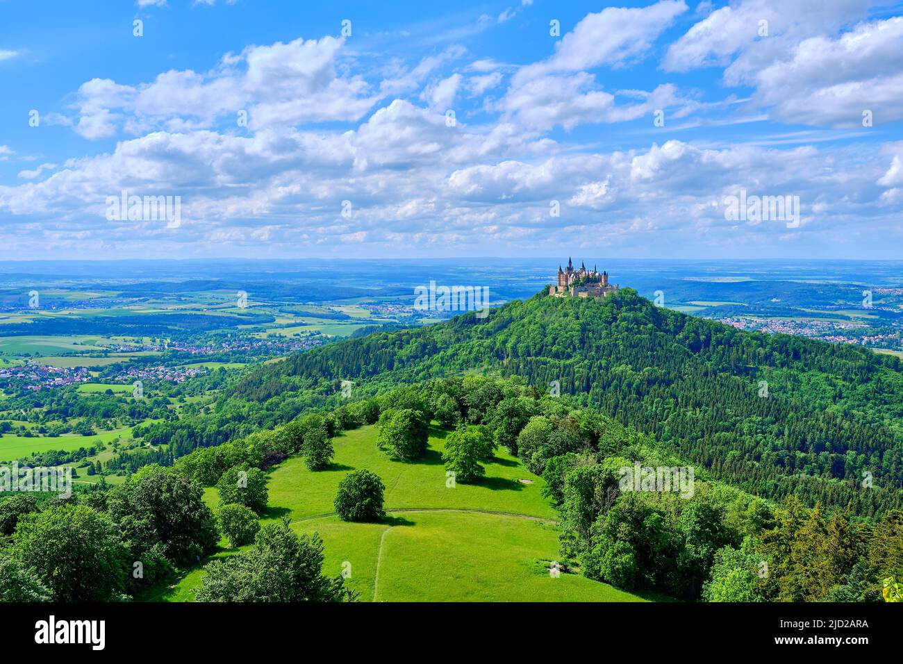 Veduta del Castello di Hohenzollern, la sede ancestrale della Casa di Hohenzollern, da Zeller Horn su Raichberg vicino Albstadt, Baden-Württemberg, Germania. Foto Stock