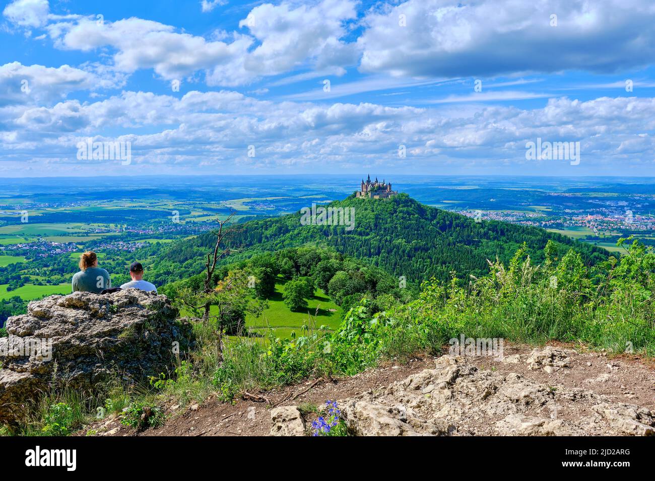Veduta del Castello di Hohenzollern, la sede ancestrale della Casa di Hohenzollern, da Zeller Horn su Raichberg vicino Albstadt, Baden-Württemberg, Germania. Foto Stock