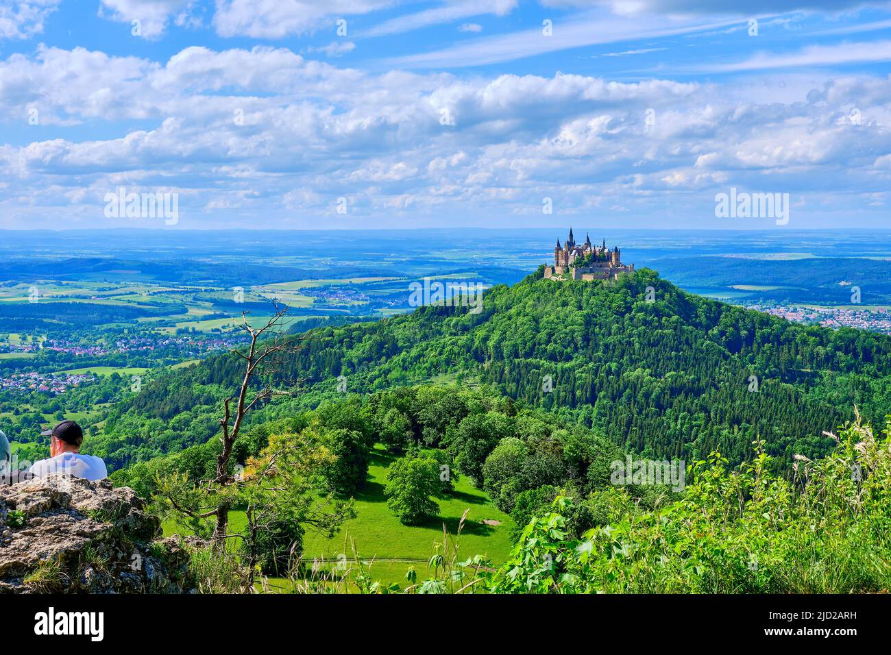 Veduta del Castello di Hohenzollern, la sede ancestrale della Casa di Hohenzollern, da Zeller Horn su Raichberg vicino Albstadt, Baden-Württemberg, Germania. Foto Stock