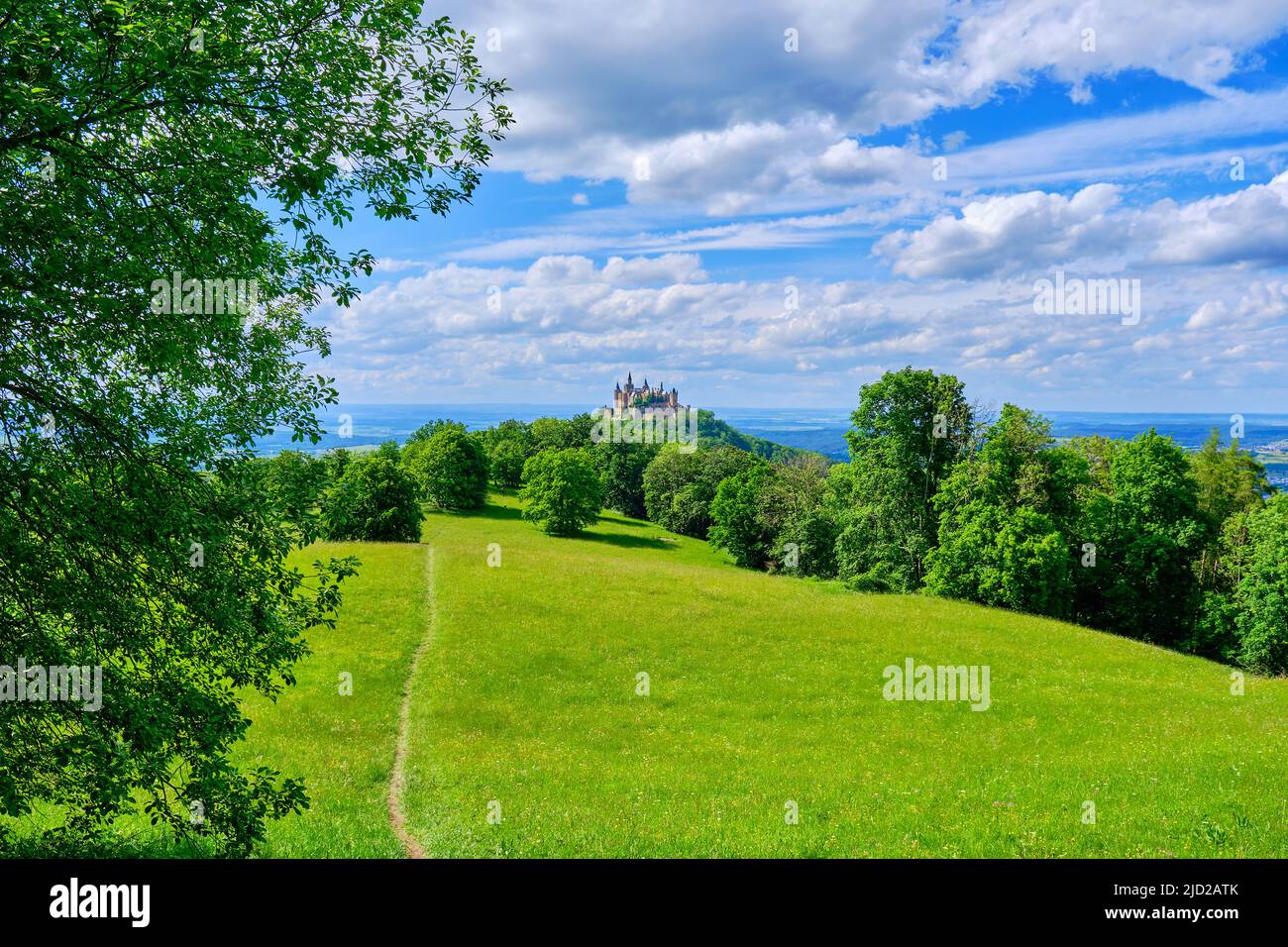 Veduta del Castello di Hohenzollern, la sede ancestrale della Casa di Hohenzollern, da Zeller Horn su Raichberg vicino Albstadt, Baden-Württemberg, Germania. Foto Stock