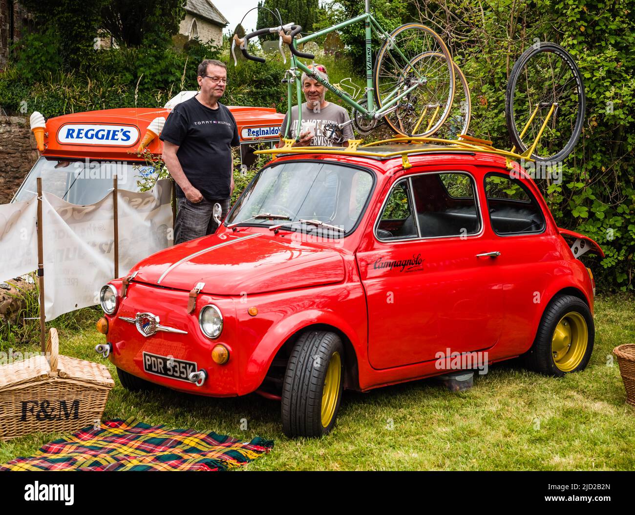 Esposizione di auto d'epoca al Festival di Scarecrow dell'East Budleigh Village. Fiat 500 Foto Stock