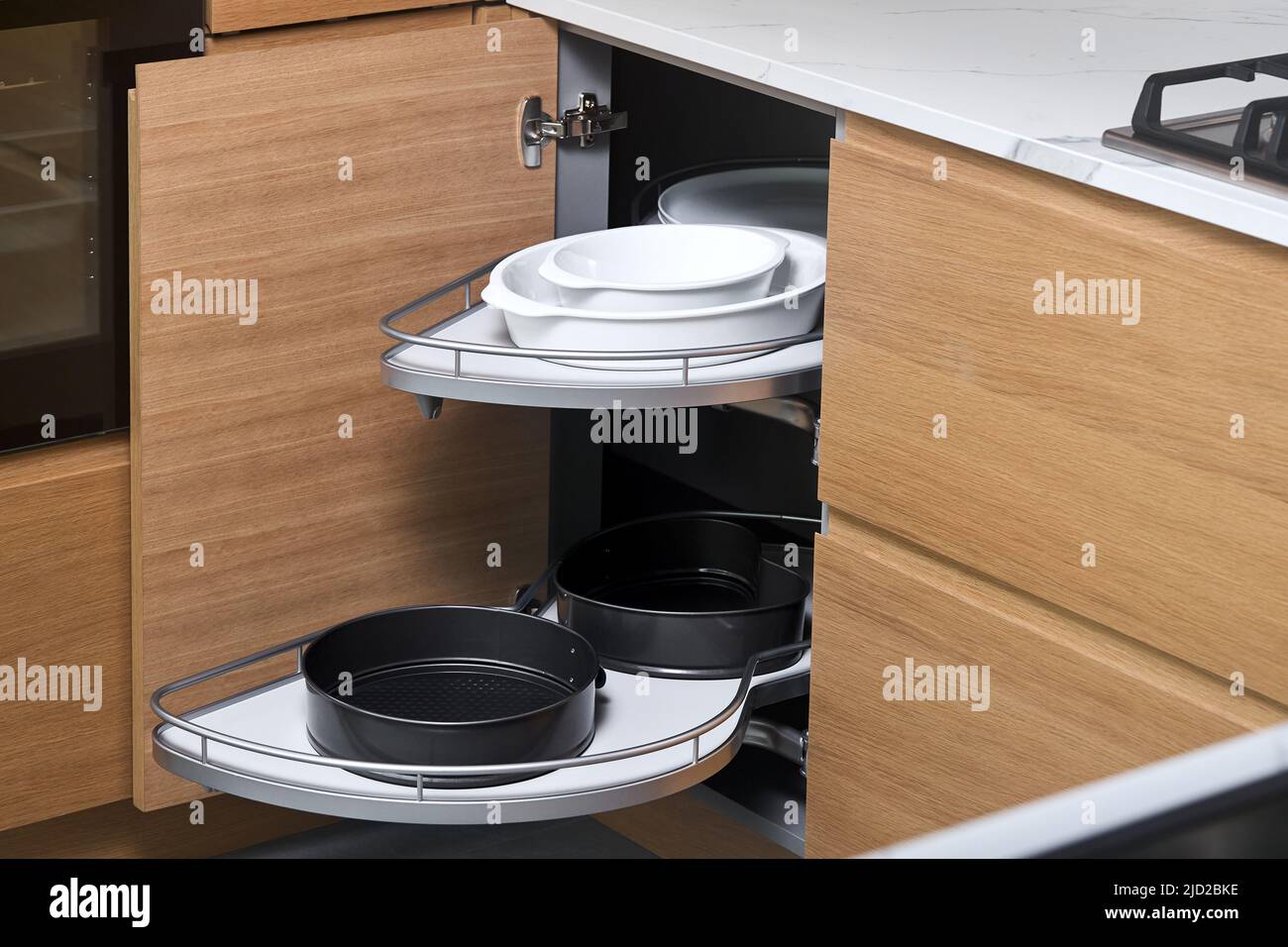 Meccanismo di accesso alla cucina angolo magico per armadi ad angolo cieco. Soluzione per un angolo cottura in armadio. Unità ad angolo con ripiani estraibili Foto Stock