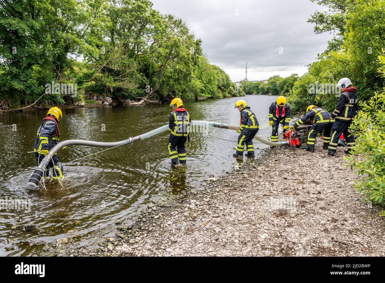 Bandon, West Cork, Irlanda. 17th giugno 2022. Quindici addetti ai servizi antincendio hanno partecipato oggi alla formazione sulle pompe portatili presso il fiume Bandon. Le reclute, provenienti da varie stazioni intorno alla contea di Cork e il resto del paese, hanno utilizzato l'acqua del fiume come parte della loro pompa di formazione. Credit: AG News/Alamy Live News Foto Stock