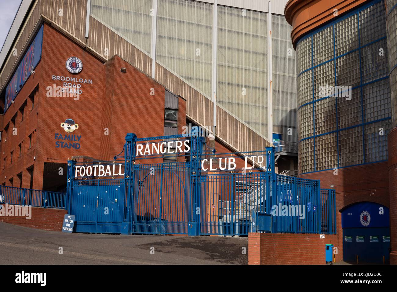 Viste dell'esterno dell'Ibrox Stadium, sede del Rangers Football Club, a Ibrox, a Glasgow, Scozia, 7 aprile 2022. N55°51,175' W4°18,698' Foto Stock