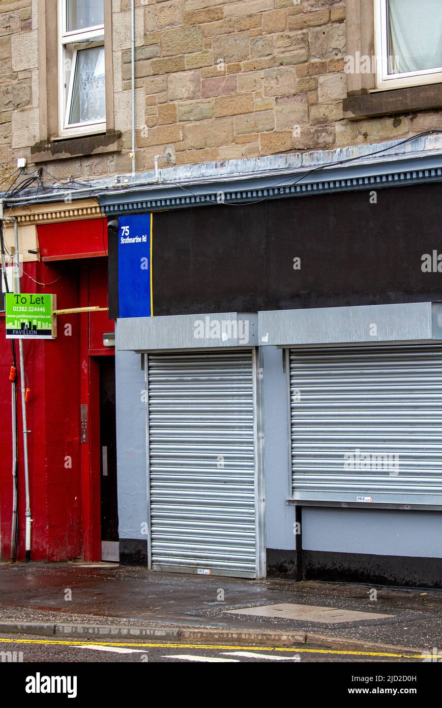 Dundee, Tayside, Scozia, Regno Unito. 17th giugno 2022. UK Breaking News: A causa dell'elevato costo della vita in Scozia, le aziende locali hanno dovuto chiudere. A causa di rendite costose, tasse elevate del consiglio, salari poveri e BREXIT, molte piccole aziende e negozi di Dundee sono stati costretti a chiudere. Nel Regno Unito, il costo della vita in crisi sta attualmente colpendo praticamente ogni aspetto della vita. L'inflazione è superiore al 9%, il livello più alto dal 1982, il che significa che i prezzi giornalieri stanno facendo registrare un aumento della spesa degli acquirenti quest'anno e continuano ad aumentare. Credit: Dundee Photographics/Alamy Live News Foto Stock