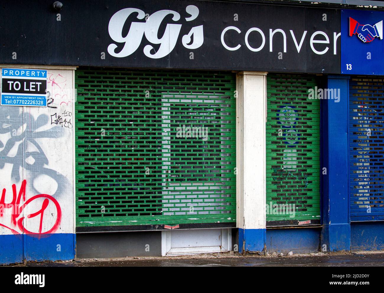 Dundee, Tayside, Scozia, Regno Unito. 17th giugno 2022. UK Breaking News: A causa dell'elevato costo della vita in Scozia, le aziende locali hanno dovuto chiudere. A causa di rendite costose, tasse elevate del consiglio, salari poveri e BREXIT, molte piccole aziende e negozi di Dundee sono stati costretti a chiudere. Nel Regno Unito, il costo della vita in crisi sta attualmente colpendo praticamente ogni aspetto della vita. L'inflazione è superiore al 9%, il livello più alto dal 1982, il che significa che i prezzi giornalieri stanno facendo registrare un aumento della spesa degli acquirenti quest'anno e continuano ad aumentare. Credit: Dundee Photographics/Alamy Live News Foto Stock