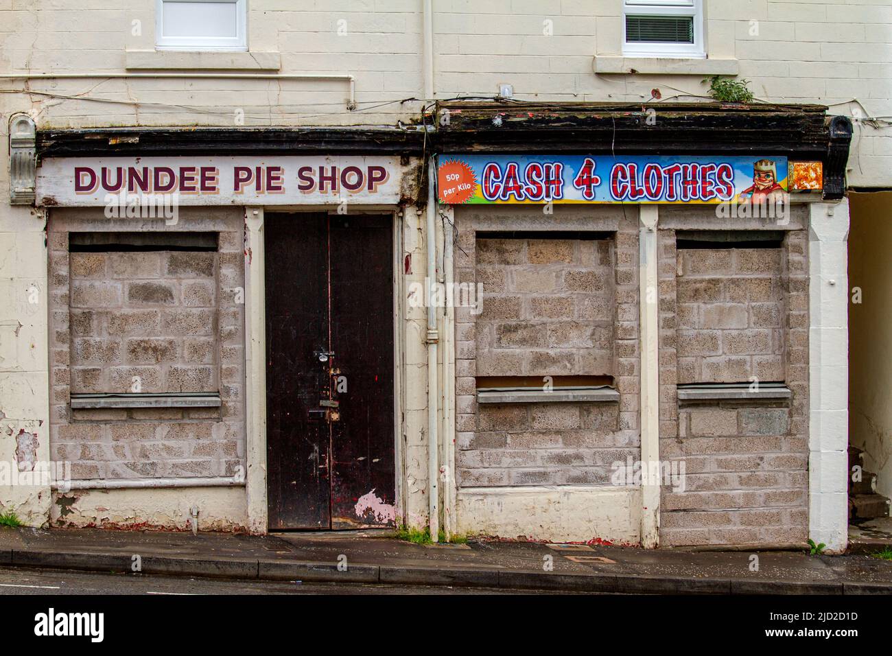 Dundee, Tayside, Scozia, Regno Unito. 17th giugno 2022. UK Breaking News: A causa dell'elevato costo della vita in Scozia, le aziende locali hanno dovuto chiudere. A causa di rendite costose, tasse elevate del consiglio, salari poveri e BREXIT, molte piccole aziende e negozi di Dundee sono stati costretti a chiudere. Nel Regno Unito, il costo della vita in crisi sta attualmente colpendo praticamente ogni aspetto della vita. L'inflazione è superiore al 9%, il livello più alto dal 1982, il che significa che i prezzi giornalieri stanno facendo registrare un aumento della spesa degli acquirenti quest'anno e continuano ad aumentare. Credit: Dundee Photographics/Alamy Live News Foto Stock
