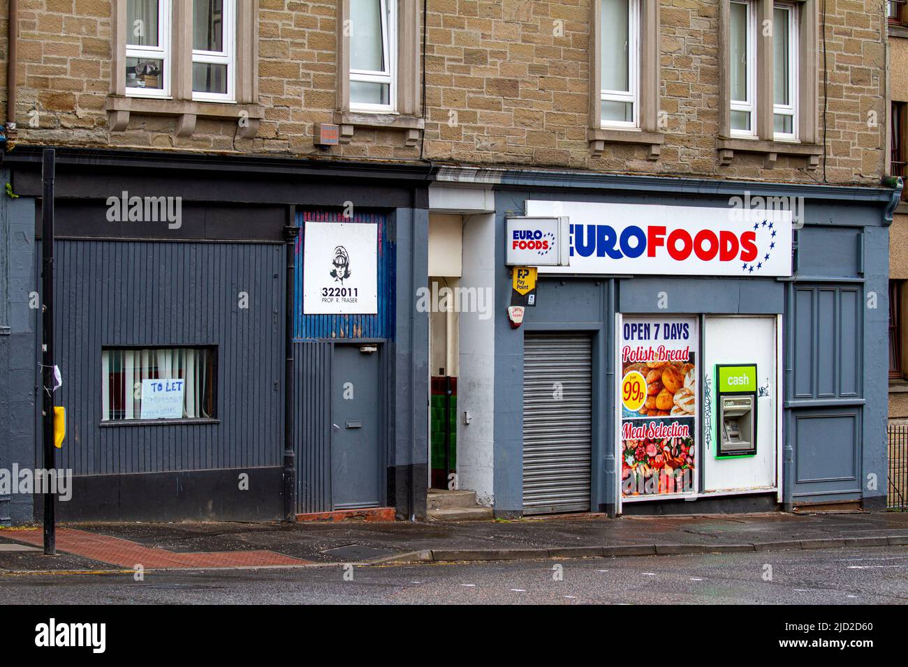 Dundee, Tayside, Scozia, Regno Unito. 17th giugno 2022. UK Breaking News: A causa dell'elevato costo della vita in Scozia, le aziende locali hanno dovuto chiudere. A causa di rendite costose, tasse elevate del consiglio, salari poveri e BREXIT, molte piccole aziende e negozi di Dundee sono stati costretti a chiudere. Nel Regno Unito, il costo della vita in crisi sta attualmente colpendo praticamente ogni aspetto della vita. L'inflazione è superiore al 9%, il livello più alto dal 1982, il che significa che i prezzi giornalieri stanno facendo registrare un aumento della spesa degli acquirenti quest'anno e continuano ad aumentare. Credit: Dundee Photographics/Alamy Live News Foto Stock