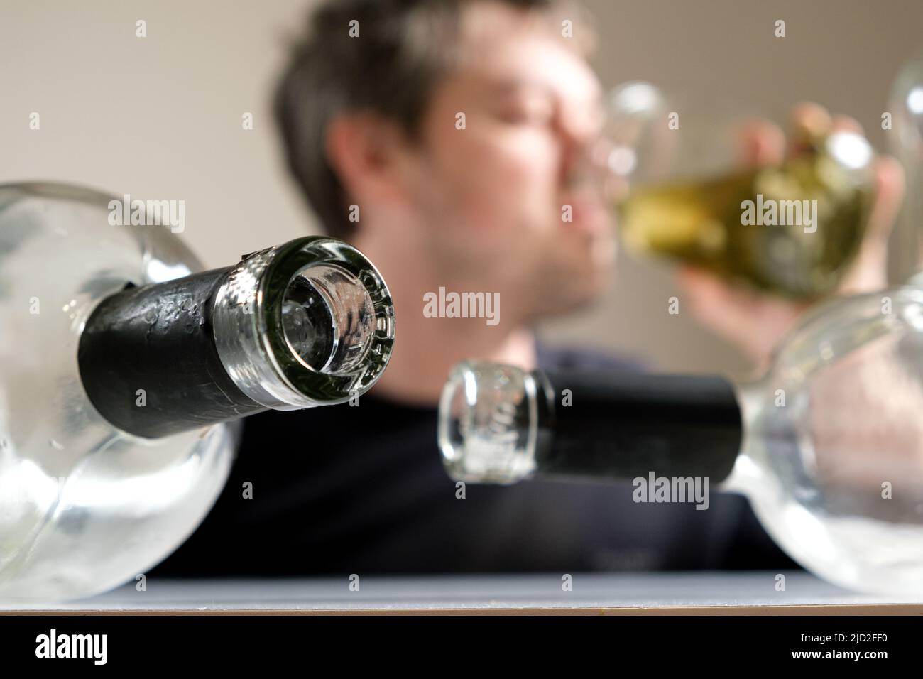 Un uomo con dipendenza da alcol beve salamoia da un vaso di cetrioli di Aole, un uomo in un hangover. Foto Stock