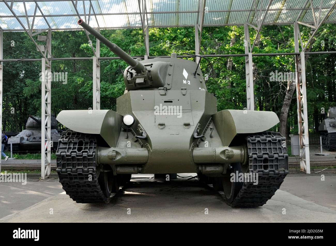 Mosca, Russia - 12 giugno 2022: Tank BT-7 modello 1935, mostra del Museo della Vittoria sulla collina di Poklonnaya. Foto Stock