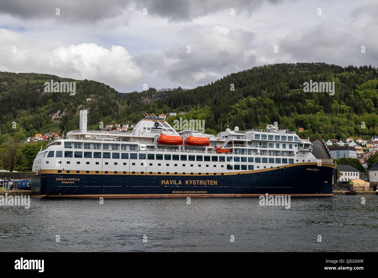 Traghetto passeggeri per la costa Havila Capella (costruito nel 2021) al molo di Festningskaien, nel porto di Bergen, Norvegia Foto Stock