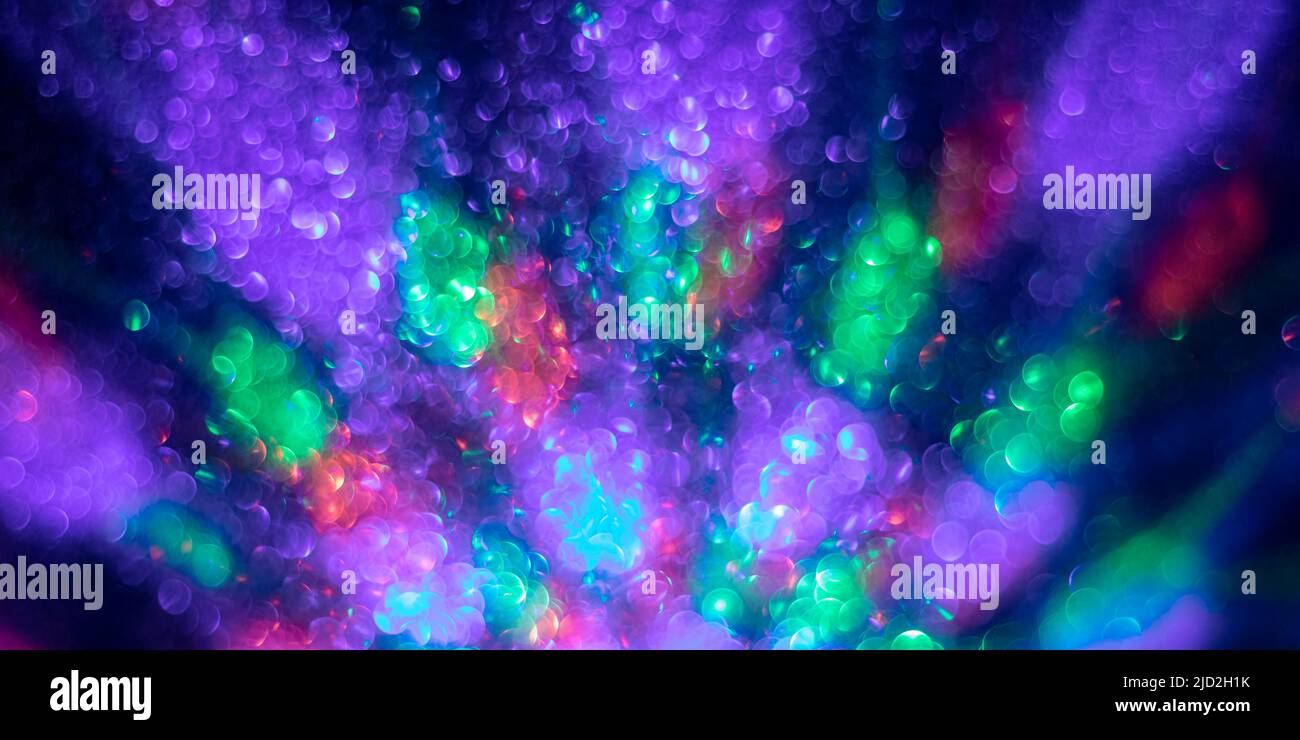 Sfondo astratto con luci sfocate, sfondo colorato e luminoso, banner futuristico viola, bokeh rotondo a forma di cerchio Foto Stock