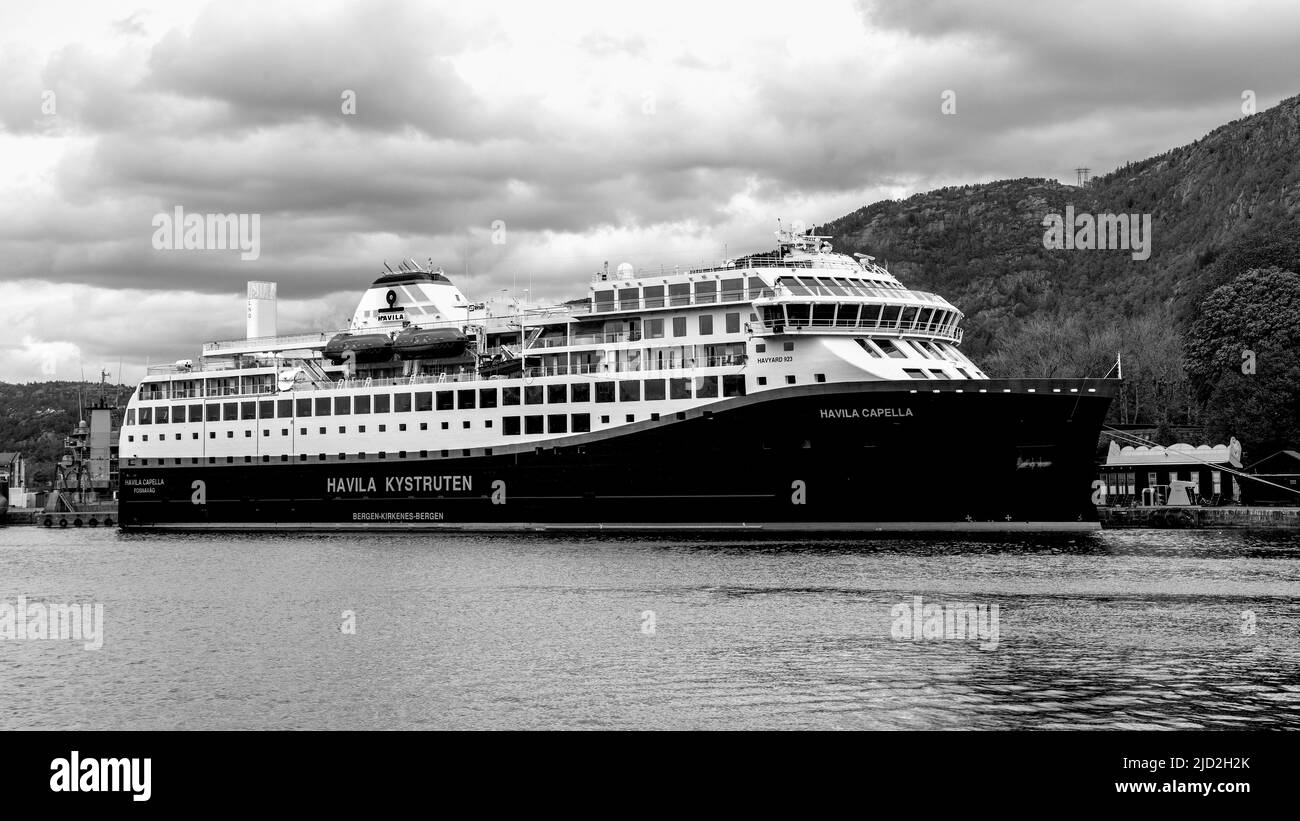 Traghetto passeggeri per la costa Havila Capella (costruito nel 2021) al molo di Festningskaien, nel porto di Bergen, Norvegia Foto Stock