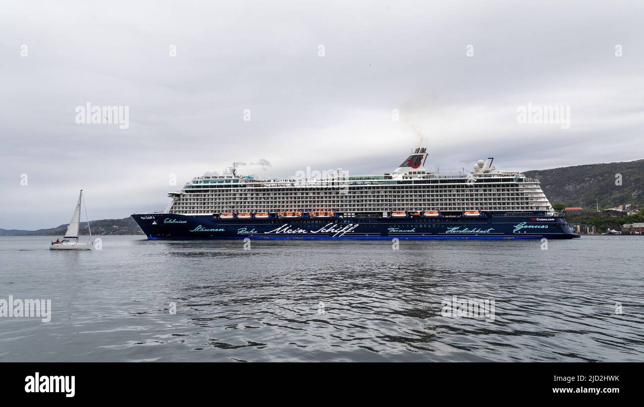 Nave da crociera Mein Schiff 4 con partenza dal porto di Bergen, Norvegia. Sala riunioni piccola barca a vela Endelig Foto Stock